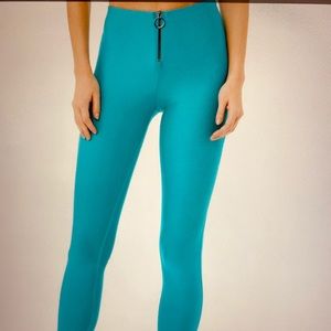 Alo Yoga Turquoise leggings, newest style !